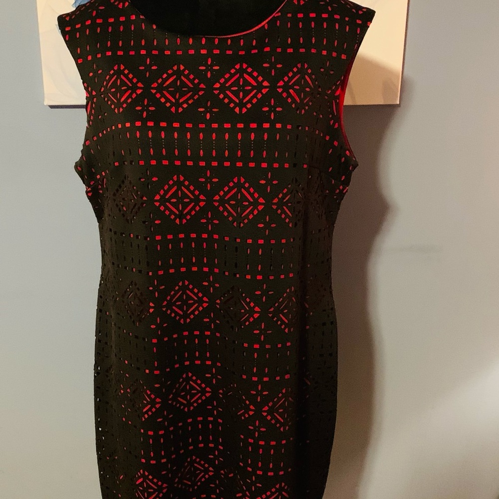 Sandra Darren Dress
Black with Pink underlining. Size 16.